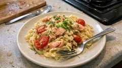 Μακαρόνια με σολομό και σάλτσα βότκας: κρεμώδη σε λίγα λεπτά, με άνηθο και ξύσμα λάιμ