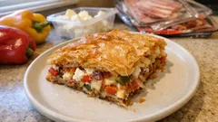 Εύκολη πιπερόπιτα με τραγανό φύλλο, φέτα και αλλαντικά — έτοιμη για το ταπεράκι