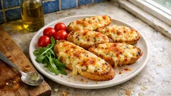 Σκορδόψωμο με λιωμένα τυριά: τραγανή μπαγκέτα με κρεμώδη πάστα βουτύρου