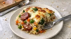 Ογκρατέν με ρύζι, λαχανικά και λουκάνικο – κρεμώδες ταψί που ψήνεται σε 20 λεπτά