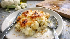 Κουνουπίδι ογκρατέν στον φούρνο: κρεμώδες, τυρένιο και με χρυσαφένια κρούστα