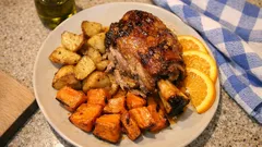 Χοιρινό κότσι στο φούρνο με πατάτες — πορτοκάλι, μέλι και μουστάρδα στο ταψί