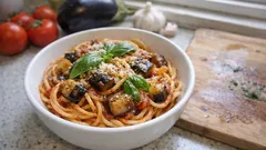 Σπαγγέτι με μελιτζάνα και ντομάτα: δεμένη σάλτσα με ένα απλό κόλπο