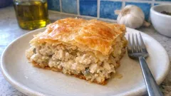 Κοτόπιτα με γιαούρτι και γραβιέρα: ζουμερή γέμιση, τραγανό χωριάτικο φύλλο