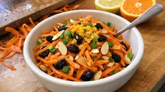 Τραγανή καροτοσαλάτα με ντρέσινγκ εσπεριδοειδών, σταφίδες & αμύγδαλο