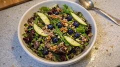 Δροσερή σαλάτα με φαγόπυρο, μήλο και blueberries – ντρέσινγκ λεμόνι-λάιμ