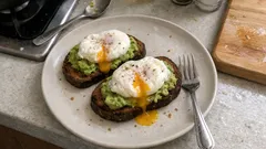 Αυγά ποσέ χωρίς άγχος: τοστ με αβοκάντο και κρόκο που ρέει