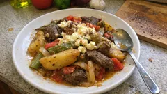 Μοσχάρι στο φούρνο με λαχανικά και φέτα: ένα ταψί, τρυφερό κάθε φορά