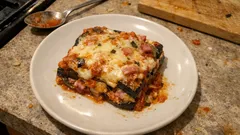 Μελιτζάνες στο φούρνο με σάλτσα ντομάτας και λιωμένα τυριά – ταψί που «δένει» τέλεια