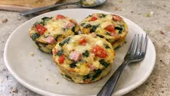 Μαφίν ομελέτας στον φούρνο: το εύκολο πρωινό για lunch box με ζαμπόν, σπανάκι & γραβιέρα