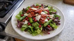 Χριστουγεννιάτικη σαλάτα με ρόδι και τραγανό προσούτο — έτοιμη για γιορτινό τραπέζι