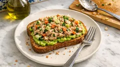 Τονοσαλάτα σε φρυγανισμένο ψωμί ολικής με κρέμα αβοκάντο—έτοιμη σε λίγα λεπτά