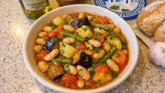 Φασόλια χάντρες λαδερά στην κατσαρόλα: μελωμένα, με ντομάτα και λαχανικά σε μία ώρα