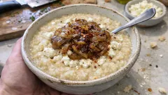 Πηχτός τραχανάς με φέτα και καραμελωμένο κρεμμύδι — ζεστό, χορταστικό, εύκολο