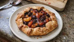 Γαλλική galette με φρούτα: τραγανή βουτυράτη βάση χωρίς φόρμα, βήμα-βήμα