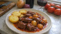 Μοσχαρίσιο στιφάδο με μαρινάδα κρασιού & πορτοκάλι – σάλτσα που δένει σωστά