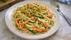 Λιγκουίνι λαχανικών με χούμους: κρεμώδη vegan μακαρονάδα σε 10 λεπτά