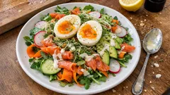 Σαλάτα με καπνιστό σολομό, αβοκάντο και μελάτο αυγό – έτοιμη σε 15 λεπτά