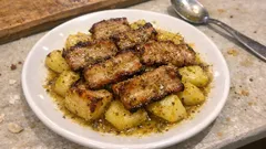 Πανσέτα στο φούρνο με πατάτες: ροδισμένη, ζουμερή και όλα σε ένα ταψί