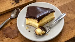 Τούρτα κωκ με αφράτο παντεσπάνι και γυαλιστερό γλάσο σοκολάτας