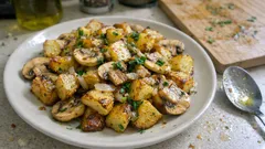 Λευκά μανιτάρια με πατάτες στον φούρνο: με προβράσιμο και κρασί για μελωμένο αποτέλεσμα