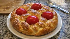 Λαμπρόψωμο με μαστίχα & μαχλέπι: αφράτο, ψωμένιο και στολισμένο με κόκκινα αυγά