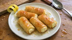 Ατομικό γαλακτομπούρεκο σε ρολάκια: τραγανό φύλλο και βελούδινη κρέμα