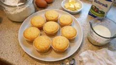 Βασική συνταγή για αφράτα cupcakes: ζουμερά και ομοιόμορφα, κάθε φορά