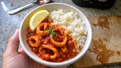 Καλαμαράκια κοκκινιστά με ρύζι στην κατσαρόλα – τρυφερά και μελωμένα