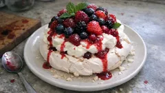 Πάβλοβα με φρούτα του δάσους: σταθερή μαρέγκα και σαντιγί που κρατάει