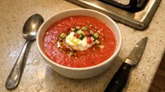 Γκασπάτσο χωρίς μαγείρεμα: δροσερή κρύα ντοματόσουπα που «δένει» στο ψυγείο