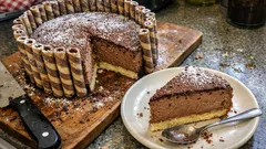 Τούρτα γενεθλίων με μους σοκολάτας 70% και πουράκια – εντυπωσιακή χωρίς κόπο