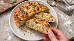 Αφράτο τυρόψωμο με κρεμμύδι και δεντρολίβανο – βγαίνει πάντα τραγανό