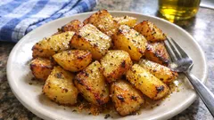 Πατάτες «μεθυσμένες» στο φούρνο με μπύρα, λεμόνι και μουστάρδα – τραγανές και ζουμερές
