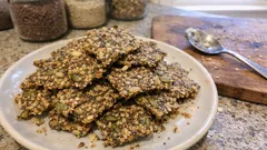 Τραγανά κράκερ με σπόρους χωρίς γλουτένη — ψήνονται εύκολα σε ένα ταψί