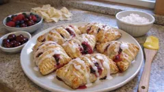 Πιτάκια σφολιάτας με κόκκινα φρούτα: τραγανά και ζουμερά, έτοιμα σε 15 λεπτά