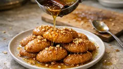 Σιρόπι για μελομακάρονα που πετυχαίνει πάντα: βράσιμο 3’ και σωστό μέλωμα