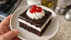 Πάστα ταψιού με σοκολάτα και σαντιγί: αφράτη, δροσερή και κόβεται τέλεια