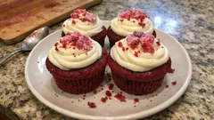 Red velvet cupcakes με παντζάρι: φυσικό χρώμα, αφράτη ψίχα και cream cheese frosting