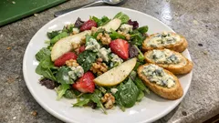 Σαλάτα με ροκφόρ, αχλάδι και καρύδια – δροσερή σως με ξινόγαλο