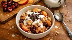 Cobbler φούρνου με ροδάκινα, βανίλιες και κεράσια—ζουμερό και πανεύκολο