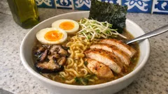 Σπιτικό ράμεν με κοτόπουλο και αυγό: πλούσιος ζωμός, νουντλς που δεν λασπώνουν