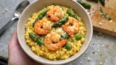Ριζότο με γαρίδες και σπαράγγια: κρεμώδες σε 30 λεπτά, σαν εστιατορίου