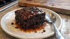 Σιροπιαστή σοκολατόπιτα στην κατσαρόλα – ζουμερή, χωρίς μίξερ, έτοιμη σε 20’