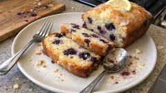 Κέικ με μύρτιλα και λεμόνι σε ένα μπολ – αφράτο και ζουμερό χωρίς μίξερ