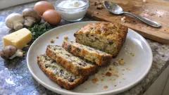 Αλμυρό κέικ με μανιτάρια και τυριά: αφράτο, ζουμερό και ιδανικό για τάπερ