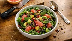 Πράσινη σαλάτα με αβοκάντο και ροζ γκρέιπφρουτ – δροσερή και έτοιμη σε 10′