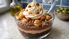 Εύκολη μους σοκολάτας με κρουασάν και καραμελωμένα φουντούκια σε ποτήρι