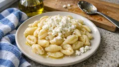 Γκόγκες σπιτικές βήμα-βήμα: ζυμαρικά με βούτυρο και μυζήθρα