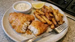 Fish and chips σαν από pub: τραγανό κουρκούτι μπύρας και διπλοτηγανητές πατάτες